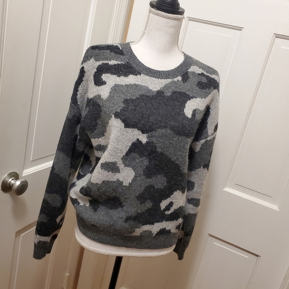 Lucky Brand Camo Print Knit Sweater size Medium - Picture 1 of 9